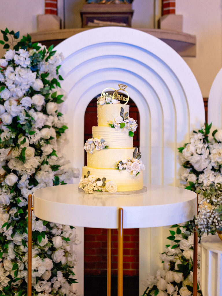 bruiloft event styling - taart met bloemen